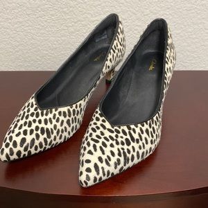 Clarks real cow fur pumps